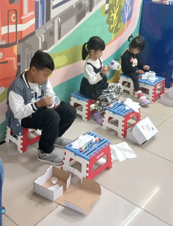 KAI Divre IV Tanjungkarang Semarakkan Hari Anak Nasional dengan Painting Corner Bersama 20 Pelanggan Cilik
