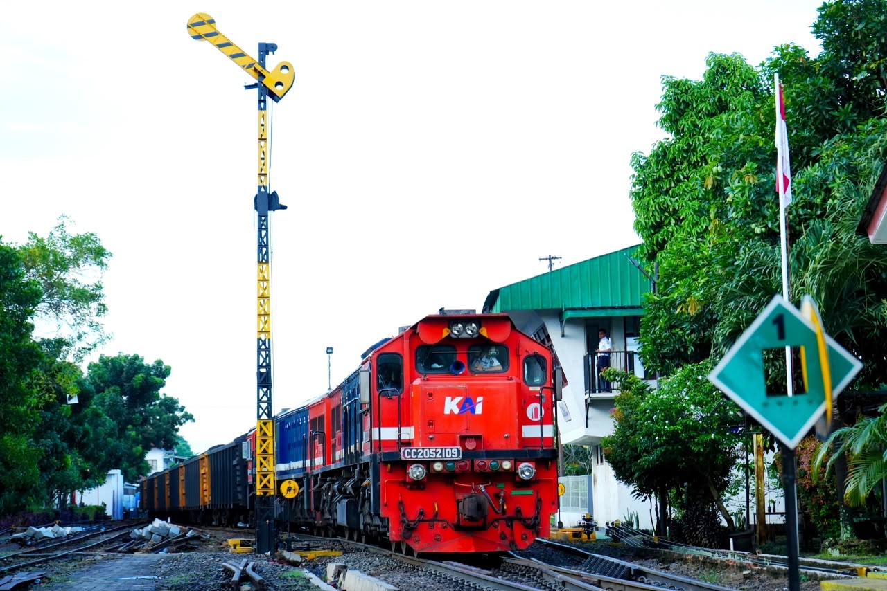 KAI Divre IV Tanjungkarang Ingatkan Masyarakat Berhati-Hati di Perlintasan Kereta Api Selama Libur Panjang Maulid Nabi
