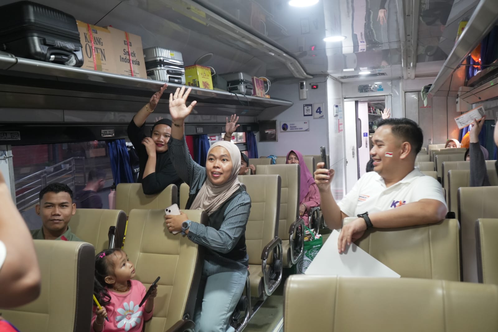 Semarak HUT ke-81 RI, KAI Ajak Pelanggan Nyanyikan Indonesia Raya dan Ikuti Lomba di Atas Kereta